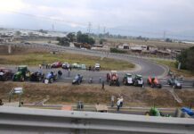 Productores cierran autopista en Ciudad Guzman, Jalisco, este Lunes por la Tarde